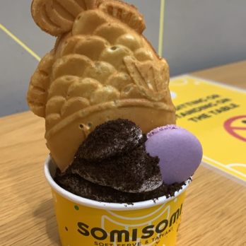 Somisomi - Oreo and strawberry Ahnboong with Oreo crumble and macaron cookie. - Ice Cream & Frozen Yogurt Near Me - San Diego, California Somisomi - Oreo and strawberry Ahnboong with Oreo crumble and macaron cookie. - Ice Cream & Frozen Yogurt Near Me - San Diego, California