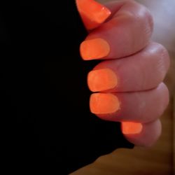Q Nails - Glow in the dark!