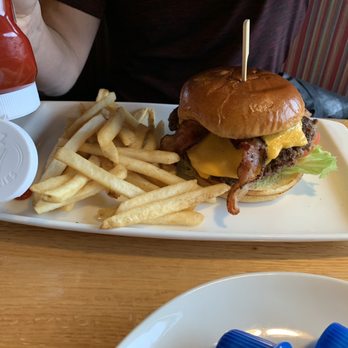 Applebee's Grill + Bar - Cheese burger - Sports Bars Near Me - Bellevue, Washington