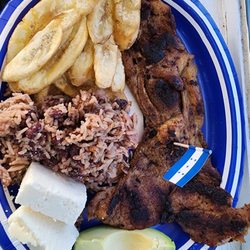 Camacho’s Kitchen - Cena con rice n bean y chuleta