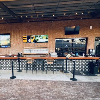 Big Top Brewery - Outdoor bar - Breweries Near Me - Sarasota, Florida