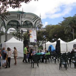 Parque San Telmo - Buchfestival mit kleinen Zelten