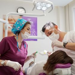 DentNis Implant and Aesthetic Dental Clinic - Diş hekimi