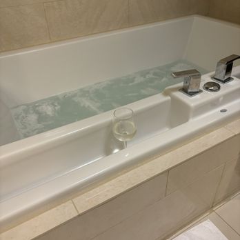 Hampton Inn Dalton - my nice and clean jetted tub - Hotels Near Me - Dalton, Georgia