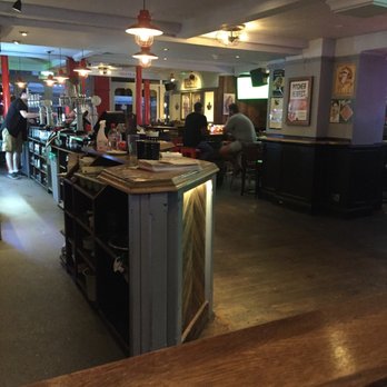 Maple Leaf - Pubs Near Me - London, XGL