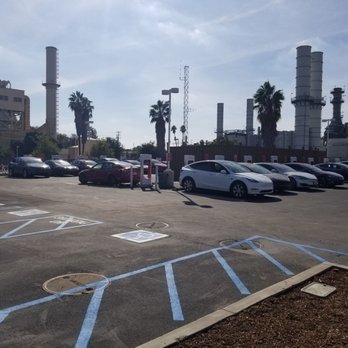 Tesla Supercharger - 20 Tesla Superchargers at the Southwest corner of Arroyo Parkway and East Glenarm St. - EV Charging Stations Near Me - Pasadena, California