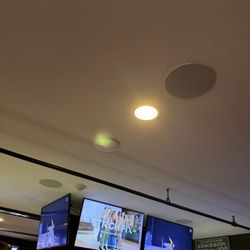 Bar lighting at Home Depot level!! Not cozy or romantic bar! Great if you can't see or you're like 21-28 years old like massive lighting!!