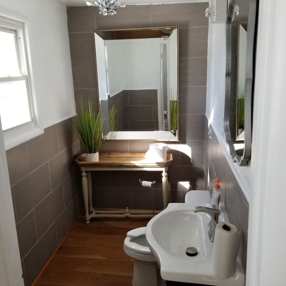 Anchor Inn - Bathroom in the suite upstairs - Venues & Event Spaces Near Me - Pasadena, Maryland