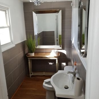 Anchor Inn - Bathroom in the suite upstairs - Venues & Event Spaces Near Me - Pasadena, Maryland