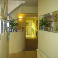 Summertown Clinic - Welcome to the clinic! This is how you get into the reception area.