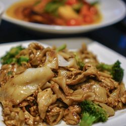 Bai Tong Thai Restaurant - Pad Sei-Iew - IG: @nelson_eats