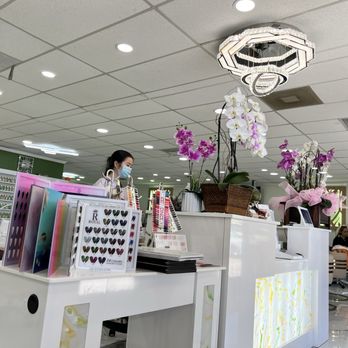 Lake Elsinore Nails - Beautiful & bright decor - Nail Salons Near Me - Lake Elsinore, California