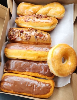 Dona Queen Donuts & Deli by null