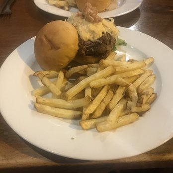 Richardson's Kitchen and Bar - House Burger - Gastropubs Near Me - Warren, Rhode Island