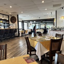 Rasoi Fusion Indian Cuisine - Nice interior
