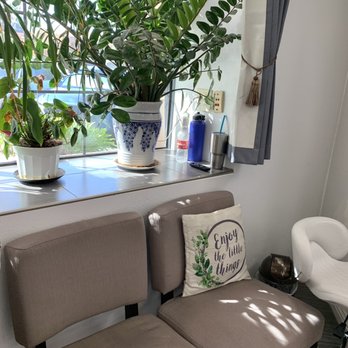 Golden Nail Bar - Waiting area - Nail Salons Near Me - Tustin, California Golden Nail Bar - Waiting area - Nail Salons Near Me - Tustin, California