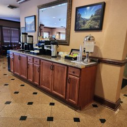 Mountain Inn & Suites Flat Rock - Coffe, tea & hot chocolate area 24/7