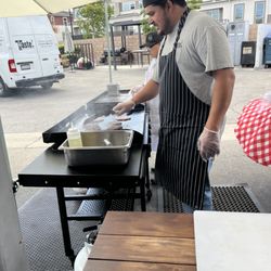 Taste Catering - Grilling burgers