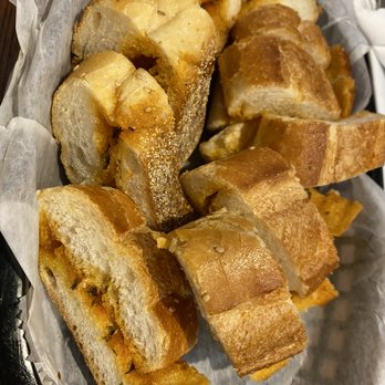 Popei's Clam Bar - complimentary bread - Seafood Near Me - Bethpage, New York