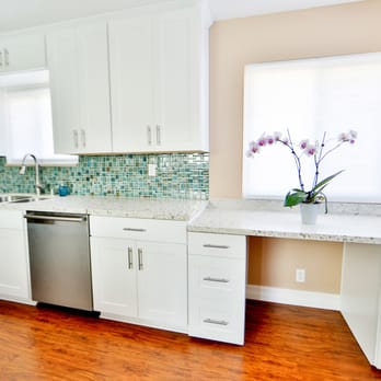 Luxe Home Remodel - Kitchen with built-in desk - General Contractors Near Me - Redondo Beach, California Luxe Home Remodel - Kitchen with built-in desk - General Contractors Near Me - Redondo Beach, California