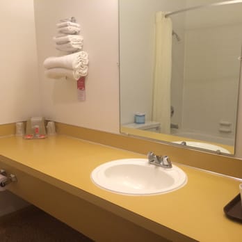 Econo Lodge - Large clean bathroom. - Hotels Near Me - Prineville, Oregon Econo Lodge - Large clean bathroom. - Hotels Near Me - Prineville, Oregon