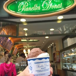 2 scoops of gelato: chocolate and pistachio 2 scoops of gelato: chocolate and pistachio