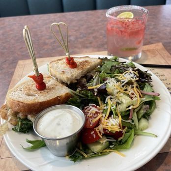Ard Farkle's Grub and Grog - Chicken pesto and side salad - Comfort Food Near Me - Three Rivers, California