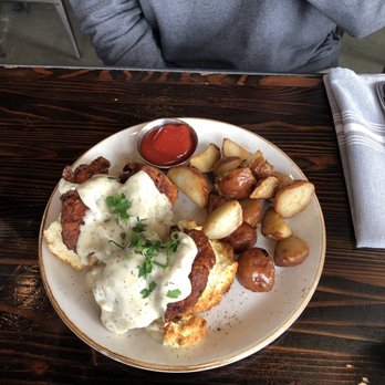 Woodblock - Chicken & biscuits: chicken was really dry, and the gravy needed salt - Cocktail Bars Near Me - Redmond, Washington