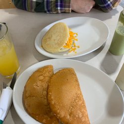 El Arepon Venezuelan - Empanadas y arepa