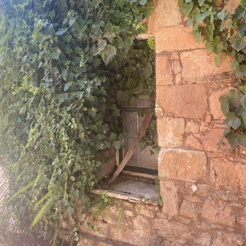 Hotel Leger - Beautiful stone wall in courtyard - Hotels Near Me - Mokelumne Hill, California
