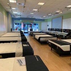 MATTRESS STORE PASADENA - Clean store with friendly staff. Plus parking in the back.