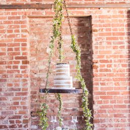 Greenery on Swing as Cake Display | Photo: Michelle Kyle Photography Greenery on Swing as Cake Display | Photo: Michelle Kyle Photography