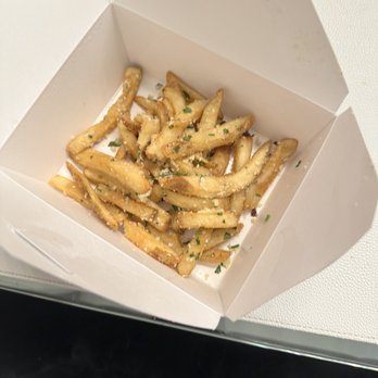 Gordon Ramsay Burger Las Vegas - "Truffle" fries - tastes like cheap truffle flavored oil - and this was the full portion? - Burgers Near Me - Las Vegas, Nevada Gordon Ramsay Burger Las Vegas - "Truffle" fries - tastes like cheap truffle flavored oil - and this was the full portion? - Burgers Near Me - Las Vegas, Nevada