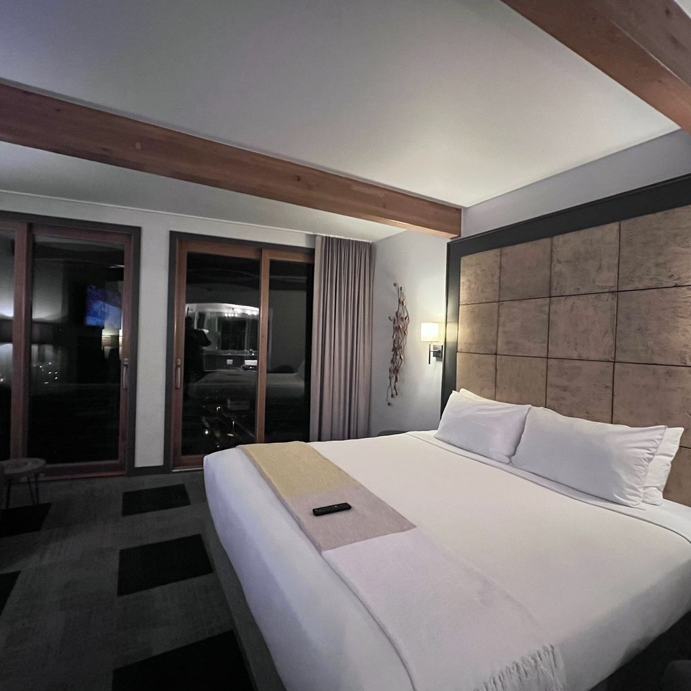 Friday Harbor House - Comfy king with a heavenly view. - Hotels Near Me - Friday Harbor, Washington