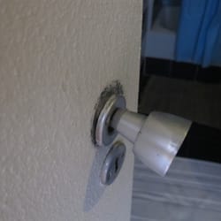 Lisbon Experience Apartments - Rosa Flat in Bairro Alto - broken bathroom door handle.