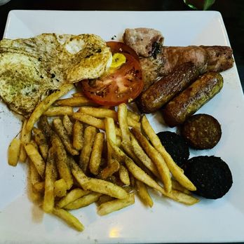 Siamsa Irish Pub - Irish Breakfast platter. Eggs, tomatoes, rashers, bangers, fries, and black and white puddings. - Irish Near Me - Stroudsburg, Pennsylvania Siamsa Irish Pub - Irish Breakfast platter. Eggs, tomatoes, rashers, bangers, fries, and black and white puddings. - Irish Near Me - Stroudsburg, Pennsylvania