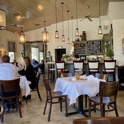 Del Porto Ristorante - Del Porto dining room and bar area.