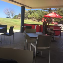 Snapperheads Restaurant and Cafe - Tons of searing underneath the restaurant wth a great breeze!