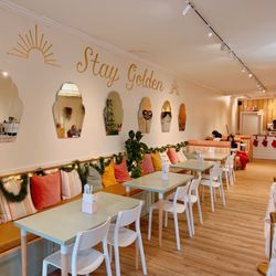 Golden Stop - Merry & bright interior
