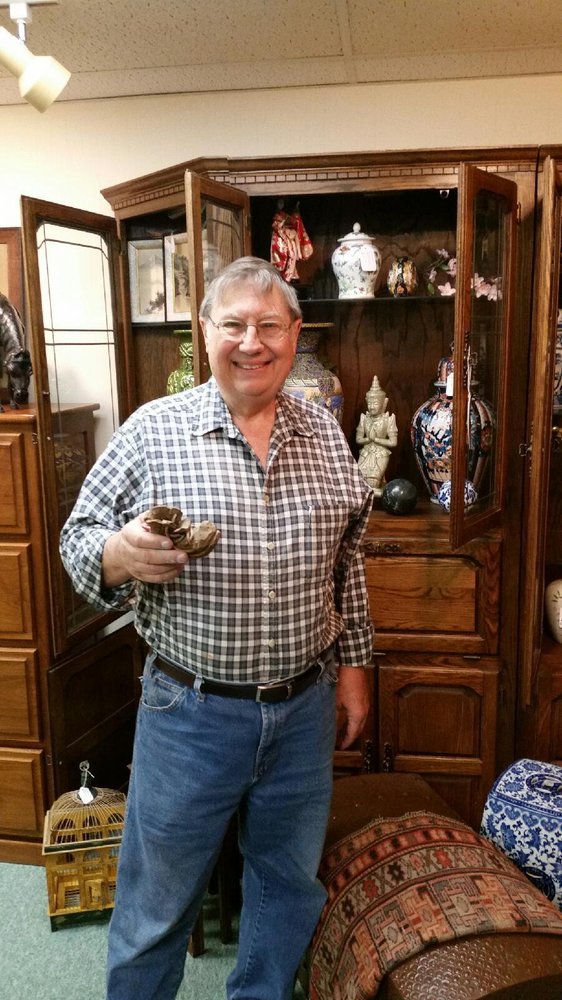 THE TATTERED SHOE Updated September 2024 708 18th Ave, Moline