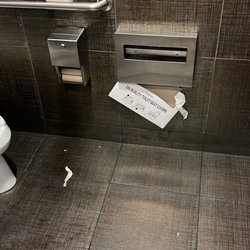 Star Hookah Lounge - Hollywood - Dirty bathroom