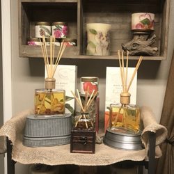 Mia's Beauty & Skin Care - Rosy Rings Candles & Fragrance Accessories