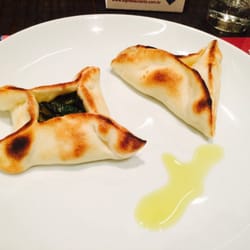 Saj - Esfirra fechada de escarola com uva passas e esfirra fechada de muçarela. Boa massa e gostei da combinação da escarola.
