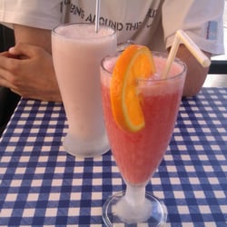 Crêperie Bretonne Annaick - Un smoothie tout devant et un double milkshake tout derrière.
