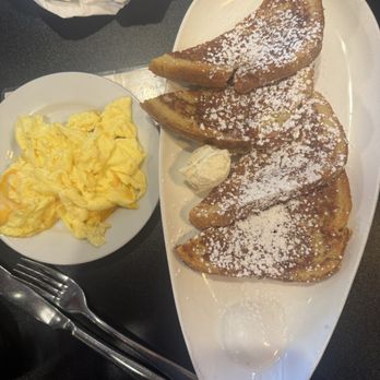 Dante's Kitchen - Traditional French toast with side of cheddar eggs - New American Near Me - East Greenwich, Rhode Island