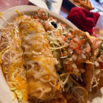 La Casita Mexican Restaurant - Enchelada and crunchy tacos - Mexican Near Me - Idyllwild, California