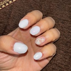 Kelly Nails Spa - She hurt my pinky and didn't even apologize, worst nails horrendous!!!