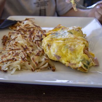 Don Reyes Airport Cafe - Omelet and hashbrowns. - Salad Near Me - Hesperia, California