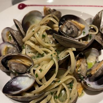 Locanda Positano - LINGUINE ALLE VONGOLE
Manila Clams & White Wine Cherry Tomato Sauce - Italian Near Me - Lafayette, California Locanda Positano - LINGUINE ALLE VONGOLE
Manila Clams & White Wine Cherry Tomato Sauce - Italian Near Me - Lafayette, California