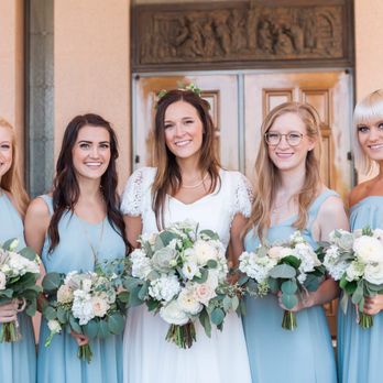 Gold Finch Florals - Bridal bouquet and bridesmaids with theirs to match - Floral Designers Near Me - Laguna Beach, California